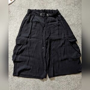 Unique Flowy Black Cargo Jorts